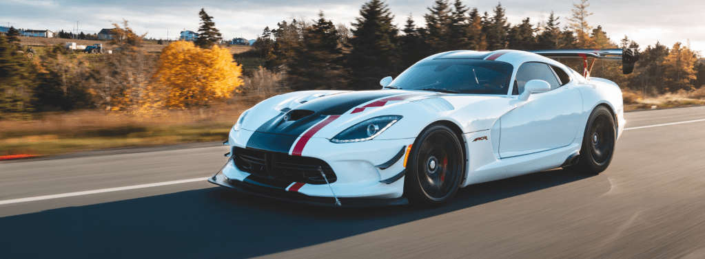 Corvette blanche que peut trouver votre courtier auto Mon Agent Automobile