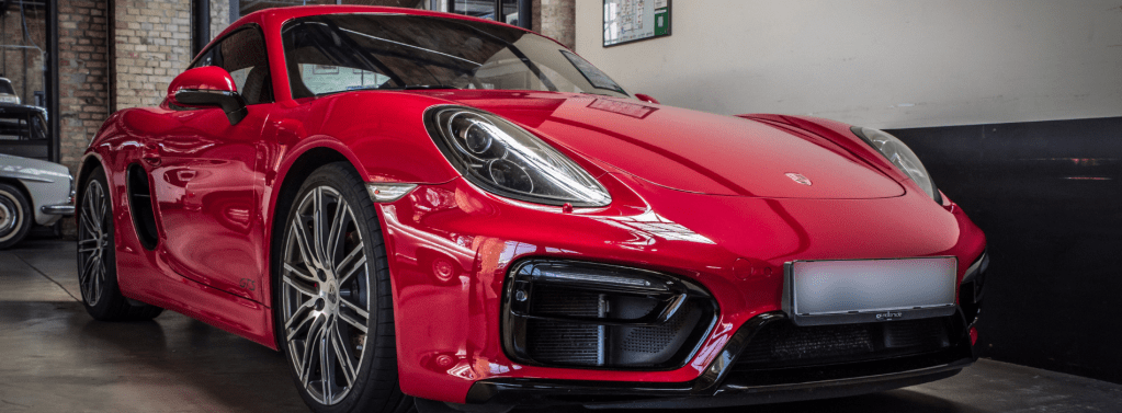 Voiture de sport Porsche garée dans un Show Room