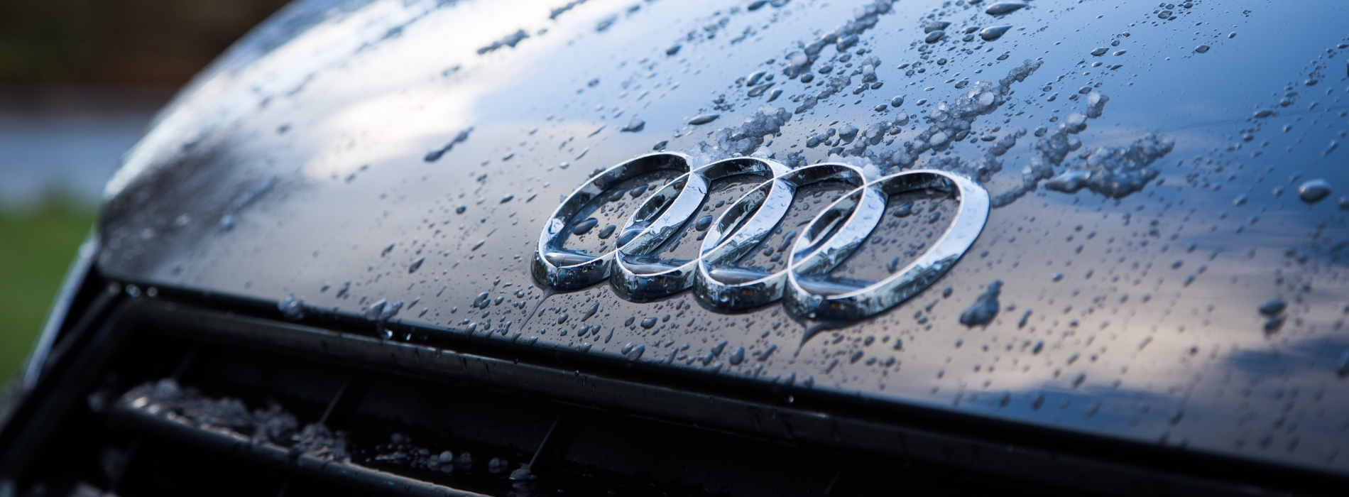 Logo d'une Audi Allemande avec de l'eau est de la neige sur une voiture