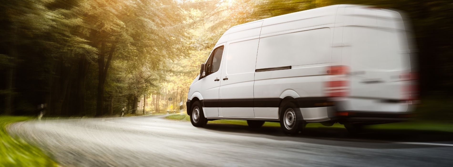 Utilitaire importation allemagne circule sur une route