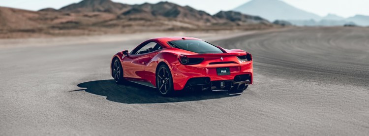 Supercar Ferrari rouge importée depuis l’Italie avec un courtier automobile