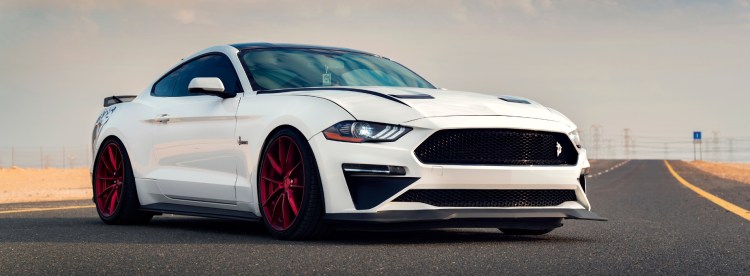 Mustang américaine circulant sur route en France