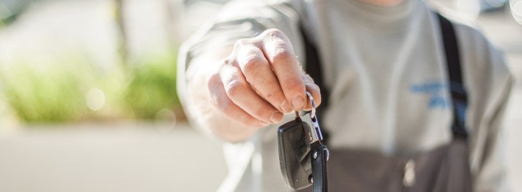 Client recevant son véhicule importé