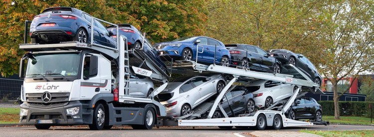 Camion transportant des voitures importées de Belgique vers la France