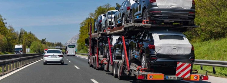 Camion remorque transportant des véhicules importés depuis l’Allemagne