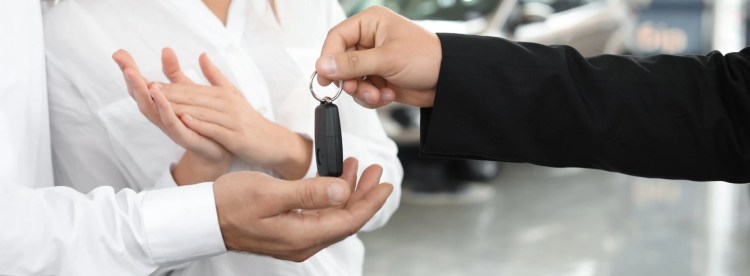 Client heureux après importation de voiture avec Mon Agent Automobile