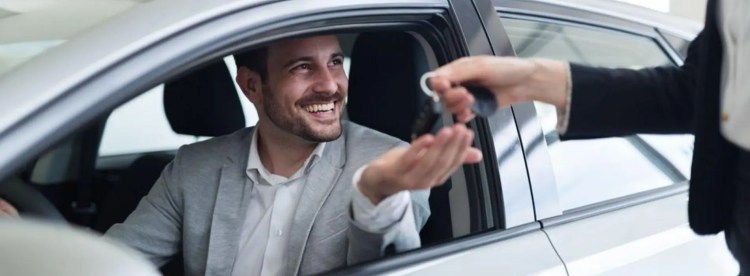Client recevant son véhicule luxembourgeois livré à domicile en France