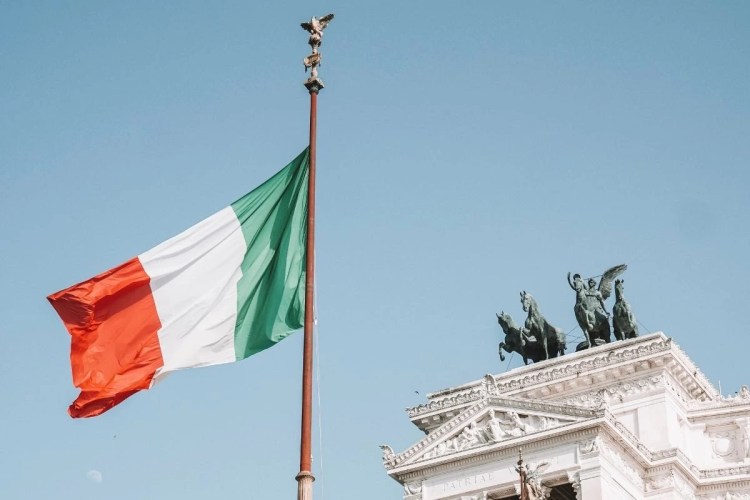 Drapeau de l’Italie flottant dans les airs pour illustrer l’import automobile italien