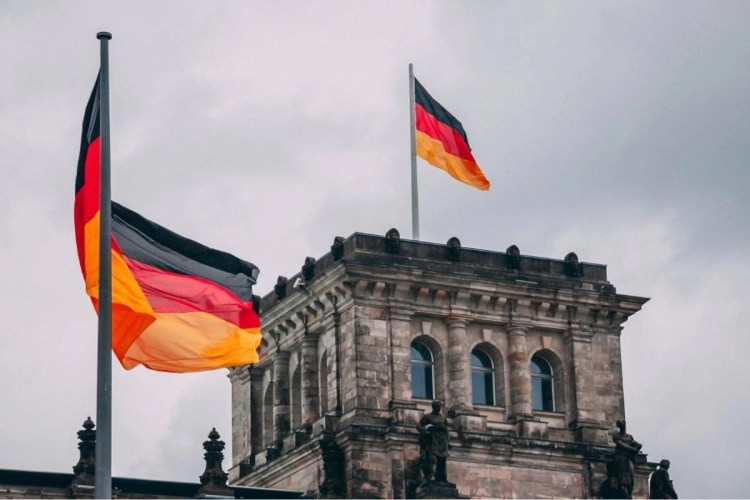 Drapeau de l’Allemagne flottant dans les airs pour illustrer l’import de véhicule