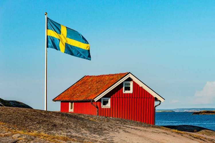 Drapeau de la Suède flottant pour illustrer l’importation automobile suédoise