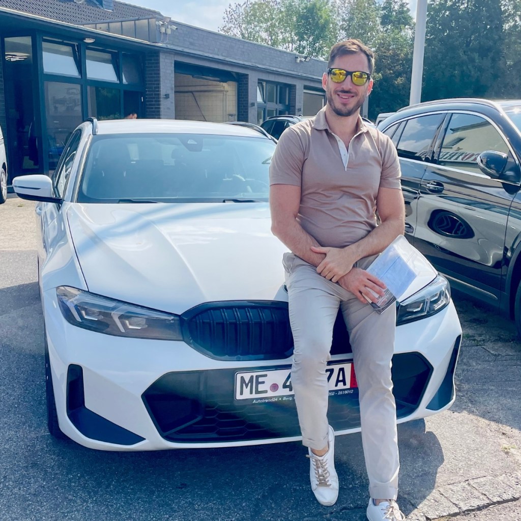 Courtier automobile qui livre un BMW Serie 3 à Pessac